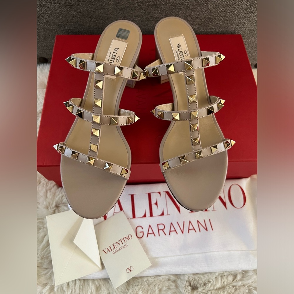 New VALENTINO GARAVANI
Rockstud Leather Block Heel Sandals - Picture 9 of 15